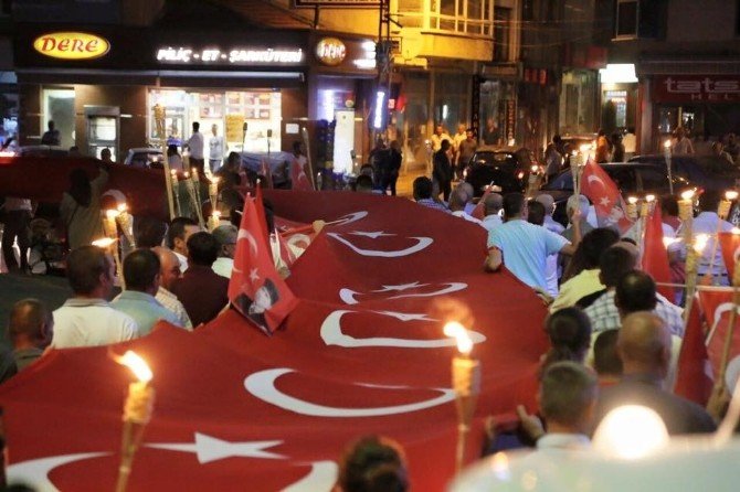 70 metrelik bayrakla demokrasi yürüyüşü