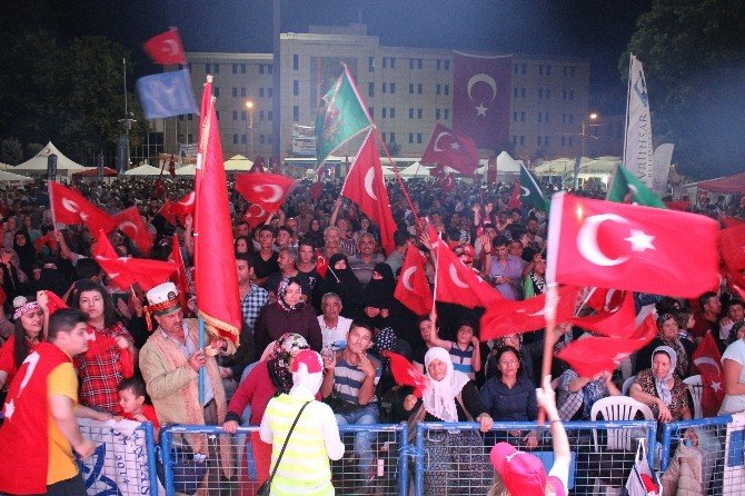 Eskişehirliler demokrasi nöbetinin 18’inci gününde de meydanları boş bırakmadı