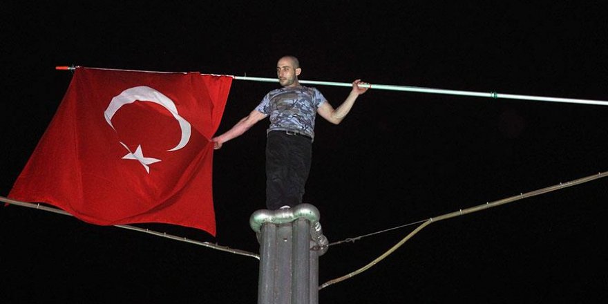 Aydınlatma direğinde demokrasi nöbeti tutuyor