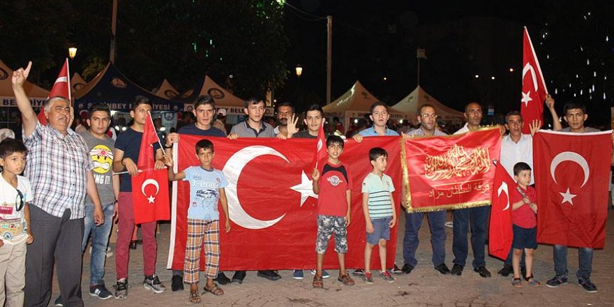Suriyeliler 'demokrasi nöbeti'nde