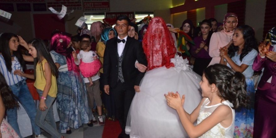 Düğünlerde 1 dolar yerine...