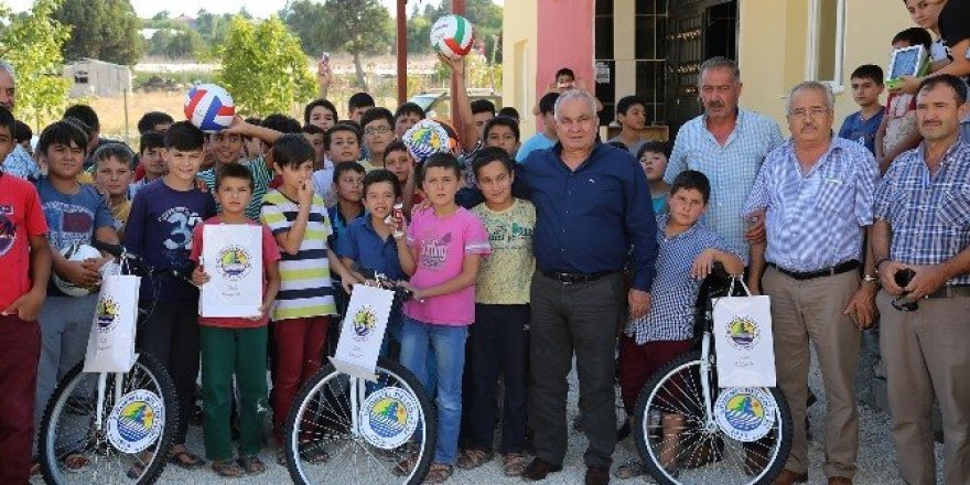 Başkan Tollu’dan Kuran Kursu öğrencilerine hediye