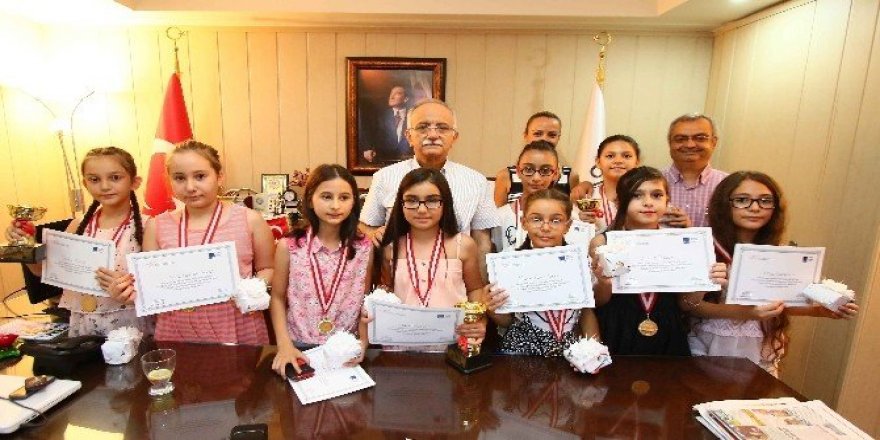 Bayraklı’nın karikatüristleri başarıya doymuyor