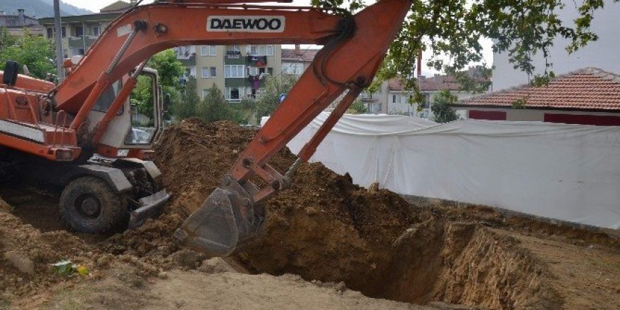 Şehir merkezinde kepçeyle define aradı!