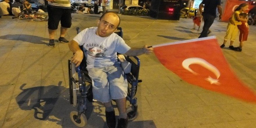 Burhaniye’de demokrasi nöbetine engelli desteği