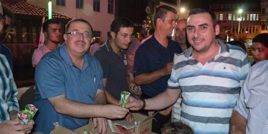 Esnaf odasından demokrasi neferlerine dondurma ikramı
