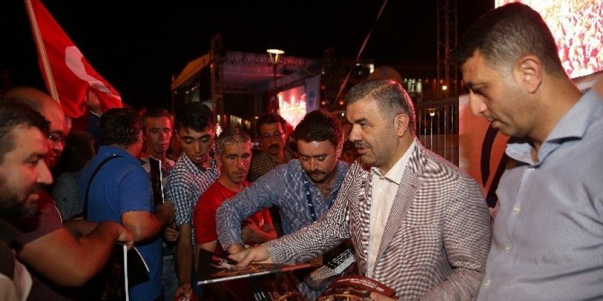 Demokrasi nöbeti kesintisiz sürüyor