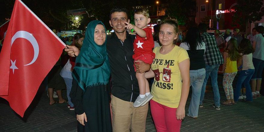 'Emine ve Recep Tayyip Erdoğan' da demokrasi nöbetinde
