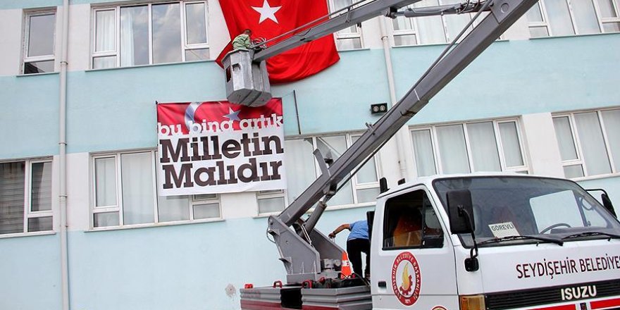 Kapatılan okulun üzerine 'Bu bina artık milletin malıdır' afişi asıldı