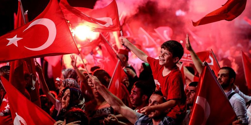 Meydanlarda 'demokrasi nöbeti' sürüyor