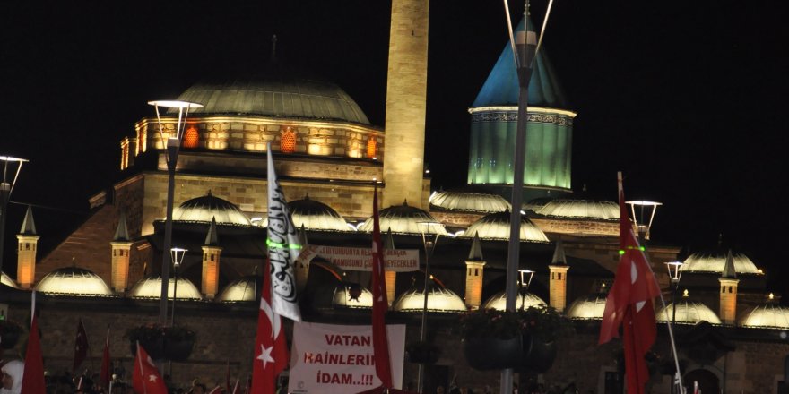 Konya'da vatandaşların "demokrasi nöbeti" sürüyor