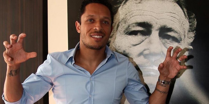 Beşiktaş'ta Adriano imzayı atıyor