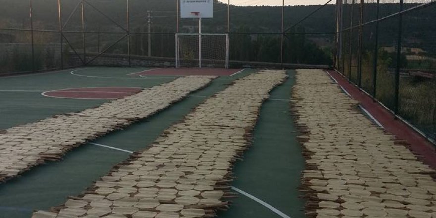 Beyşehir'de tarhana spor sahalarında kurutuluyor
