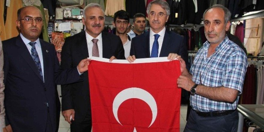 Elazığ’da darbeye karşı duran esnafa bayrak dağıtıldı