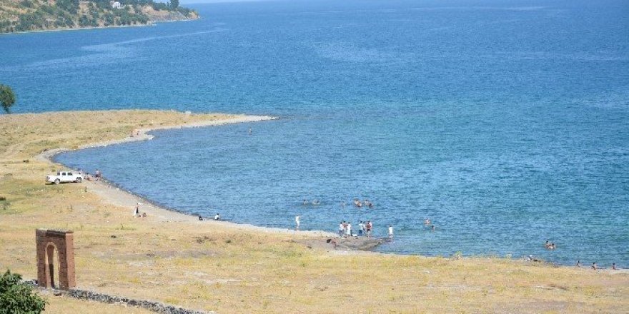 Sıcaktan bunalanlar Van Gölü sahillerine akın ediyor