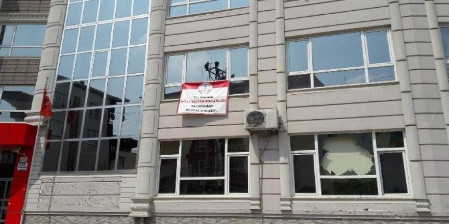 Kapatılan okulun camları kırıldı