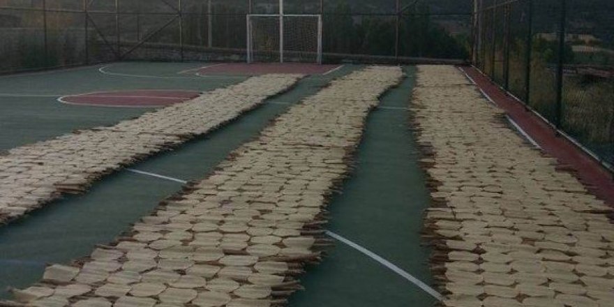 Beyşehir’de spor sahasında tarhana kurutuluyor