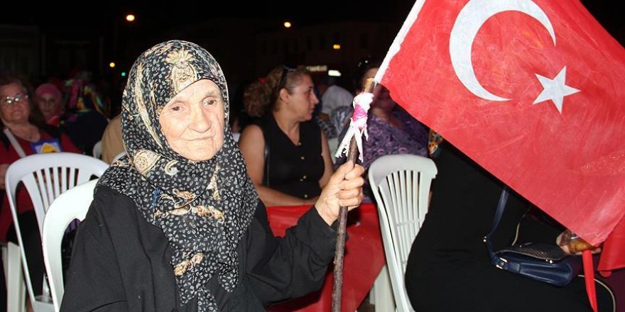 'Darbelerde bir dilim ekmek için kuyruklarda bekledik'