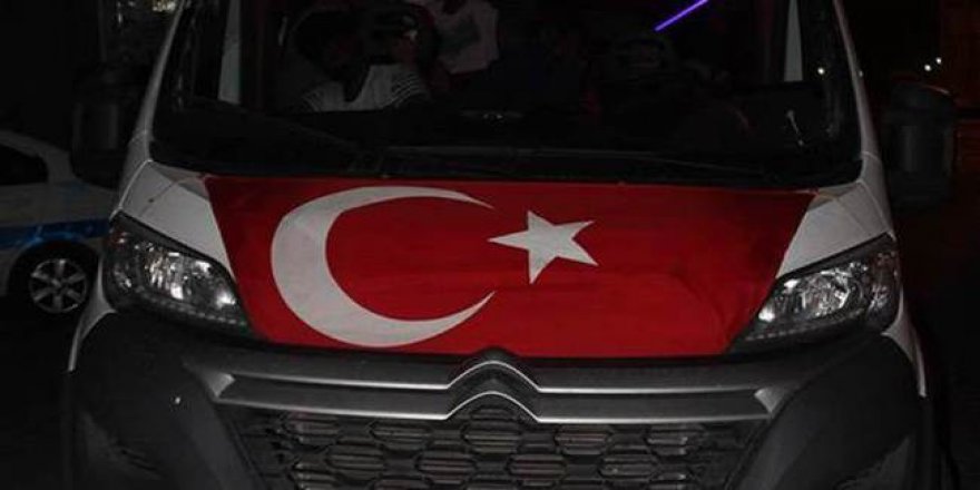 Bayrak çekilmiş araçta yakalandılar