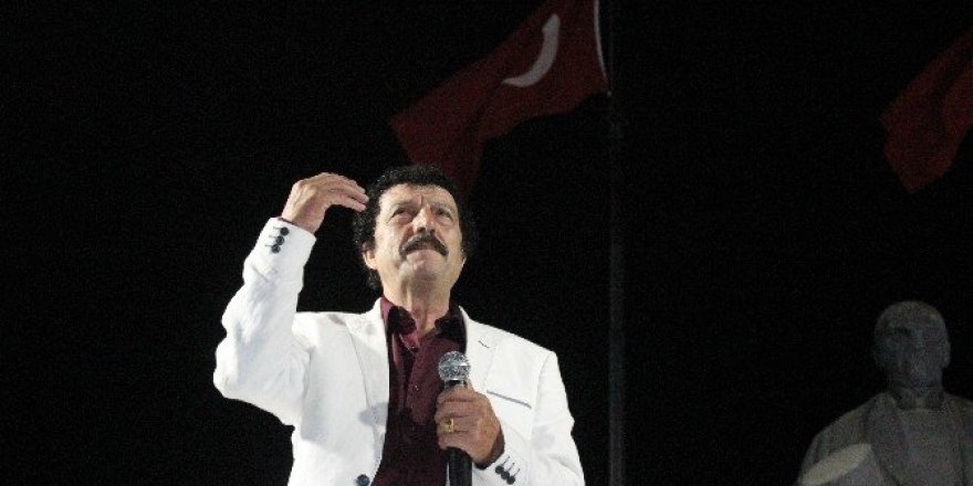 Demokrasi nöbeti konser ile sürüyor