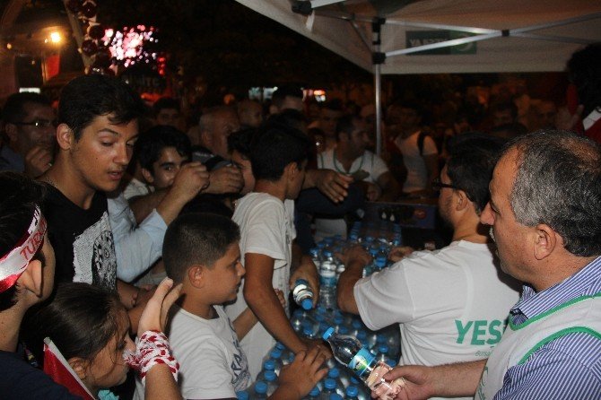 Yeşilay, Bursa’da demokrasi nöbetçilerini yalnız bırakmadı