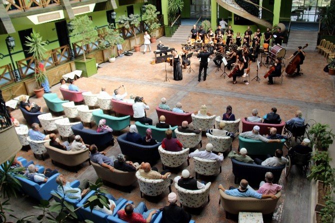 Huzurevinde opera konseri