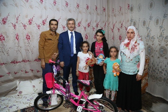 Başkan Tahmazoğlu Demokrasi Meydanı’nda tanıştığı aileyi ziyaret etti