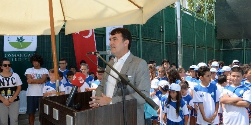Minik yüzücülerin sertifika heyecanı