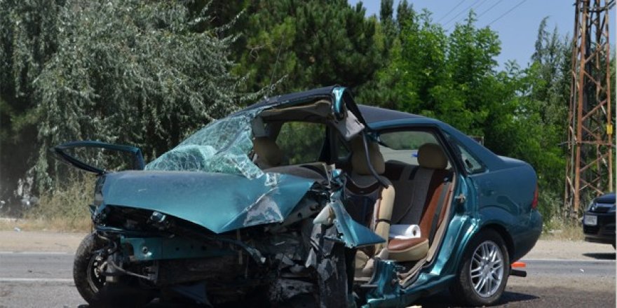 Otomobil aydınlatma direğine çarptı: 1 ölü, 2 yaralı