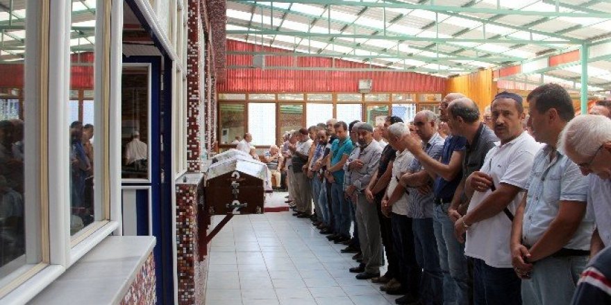 Annelerinin bıçaklayarak öldürdüğü 2 kardeş toprağa verildi