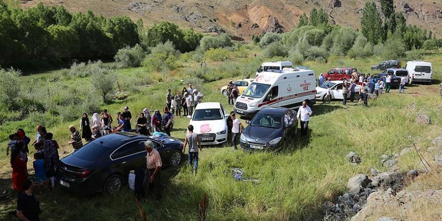 Çocuklarını kurtardı kendisini kurtaramadı