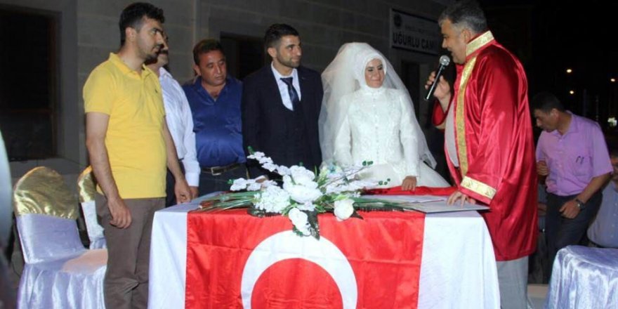 Demokrasi nöbetinde nikahları kıyıldı