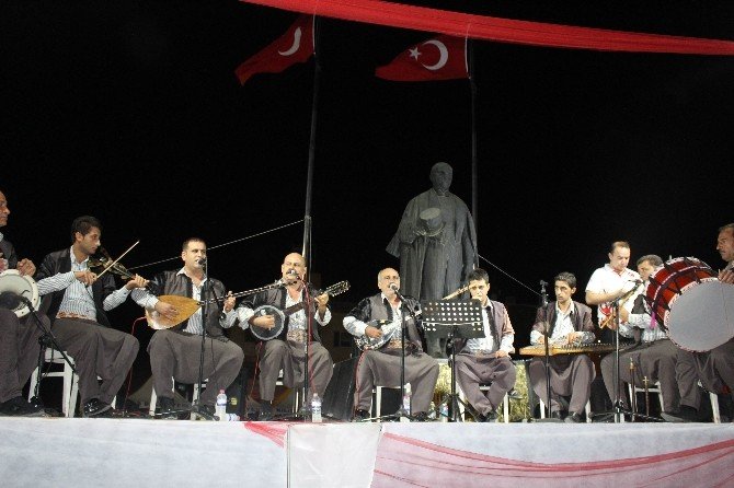 Demokrasi nöbetinde vatandaşlar türkülere eşlik etti