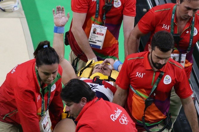 Rio 2016’da Fransız jimnastikçinin bacağı kırıldı