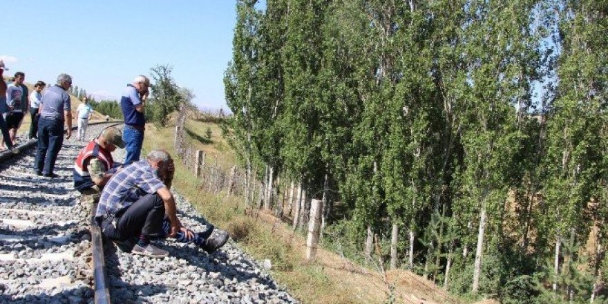 Sivas’ta lokomotifin çarptığı çocuk hayatını kaybetti