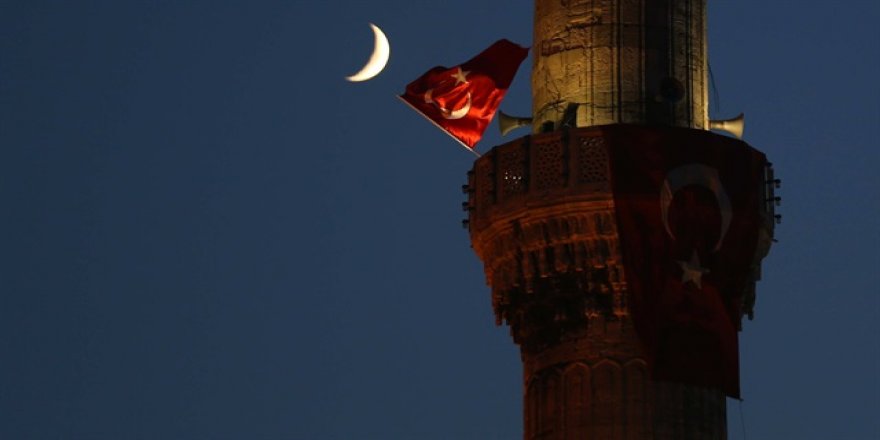 Sultanahmet minarelerinde Türk bayrağı dalgalandı
