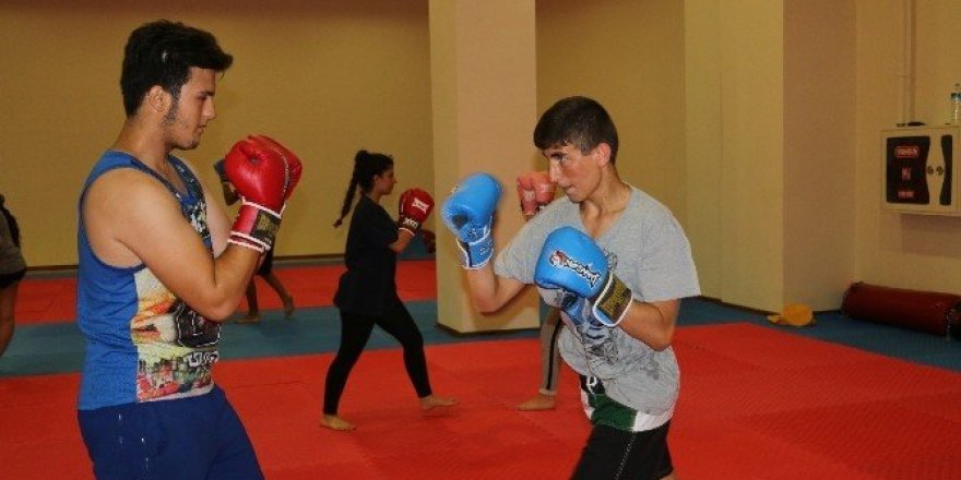 Kick Boks kursları devam ediyor