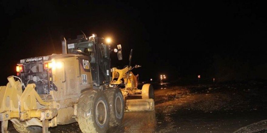 Toprak yığını Erzurum-Artvin karayolunu trafiğe kapadı
