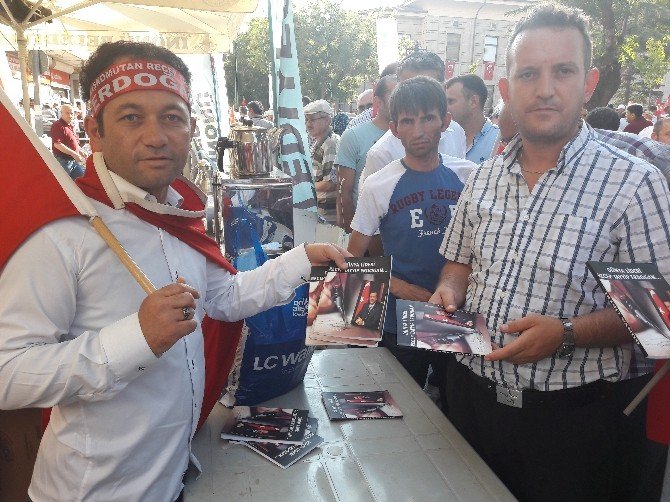 Cumhurbaşkanı Erdoğan için yazdığı kitaplarını ücretsiz dağıttı