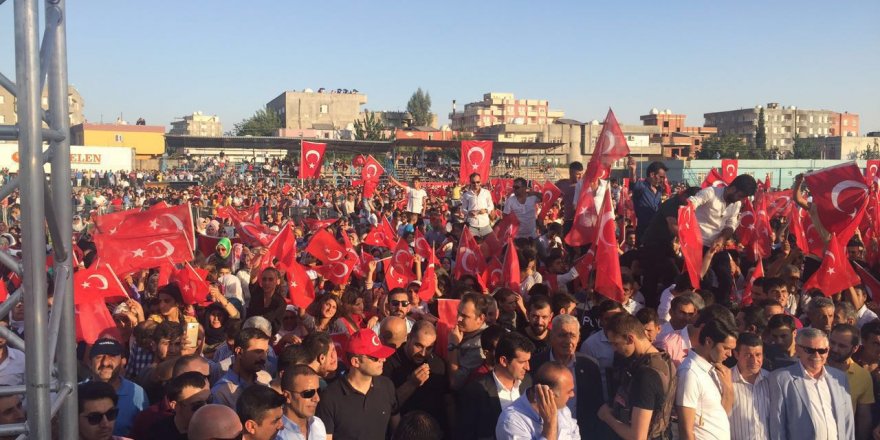 Silopi'de demokrasi mitingine yoğun katılım