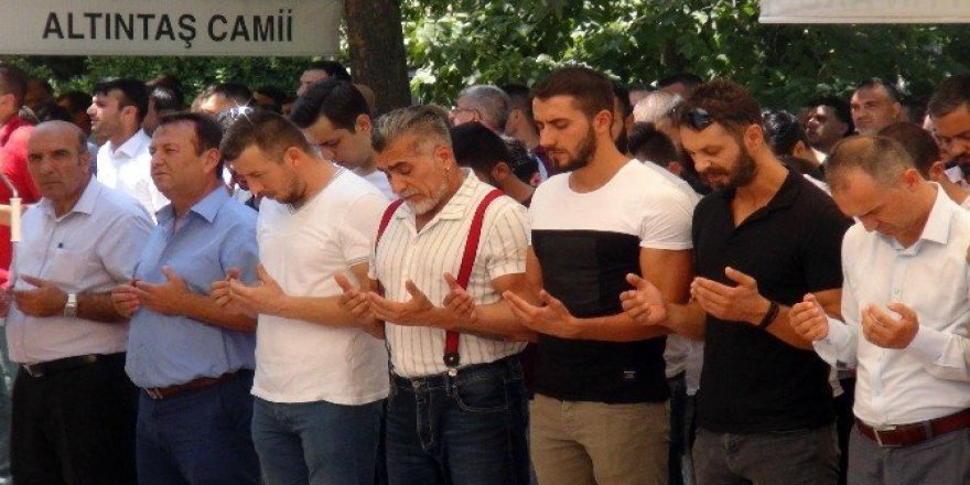 Bıçaklanarak öldürülen genç sporcu toprağa verildi