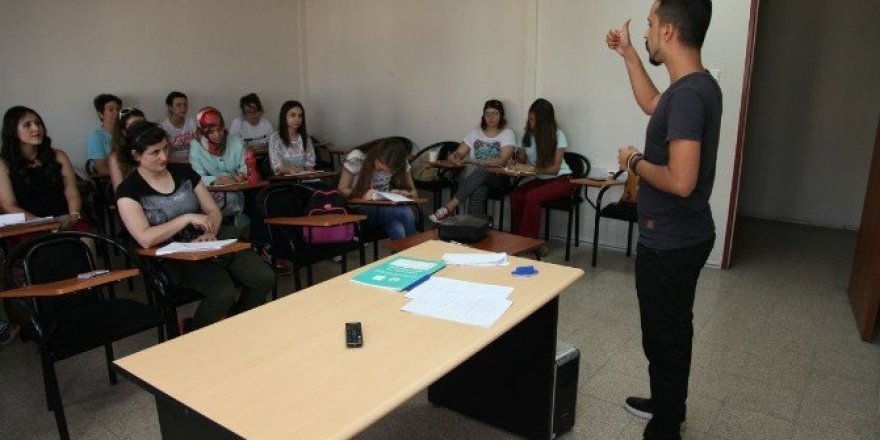 Engelleri ortadan kaldırmak için ‘İşaret Dili’ öğreniyorlar