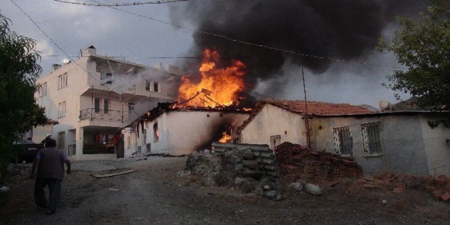 Fethiye’de ev alevlere teslim oldu