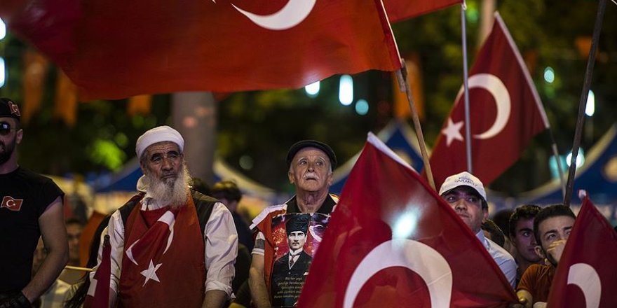 Meydanlardaki demokrasi nöbeti sürüyor