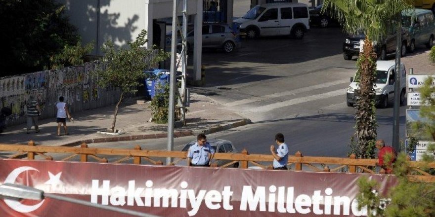 Üst geçitte FETÖ kitapları sergisi