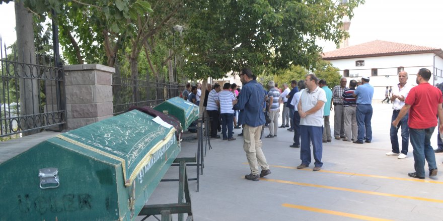 Denizde boğulan baba, kızı ve oğlu Konya'da defnedildi