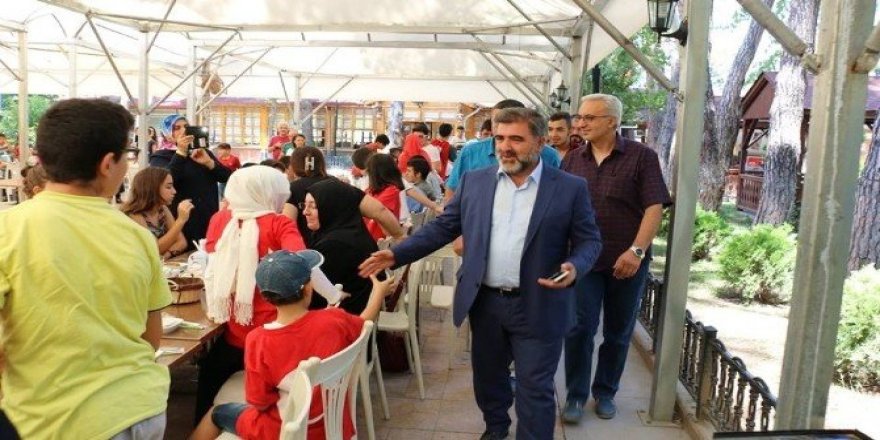 Başkan Özdemir gençleri yemekte ağırladı