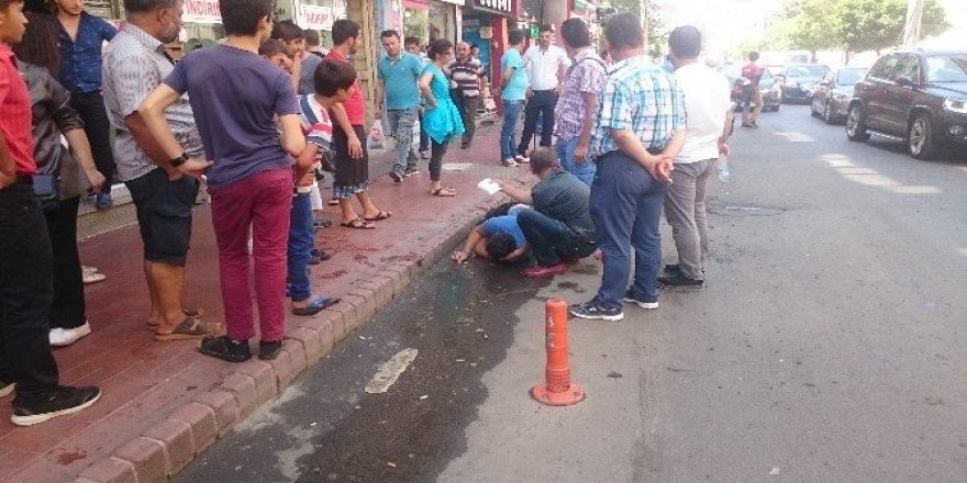 Yürürken yola düşen gencin yardımına vatandaşlar koştu