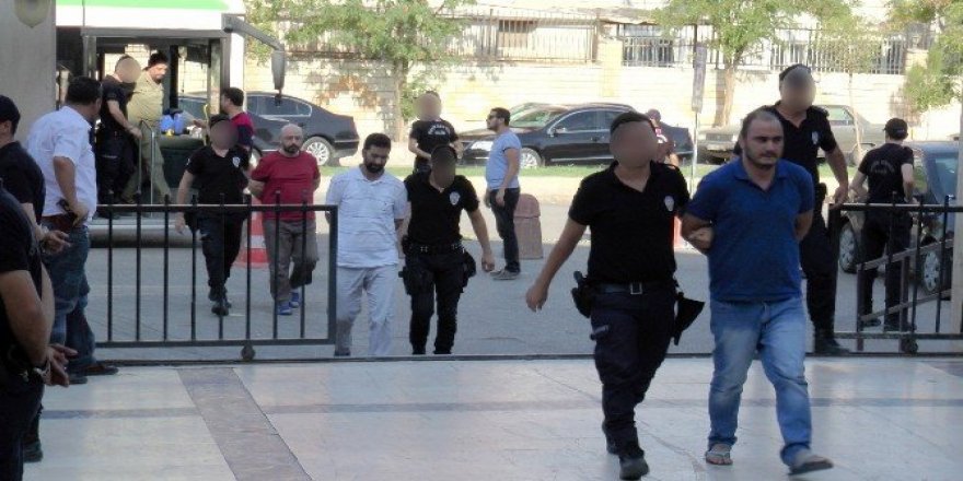 Gözaltındaki 52 akademisyen adliyeye sevk edildi