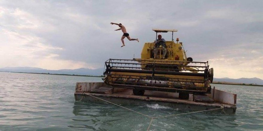Göl üzerinde biçerdöverin ada yolculuğu